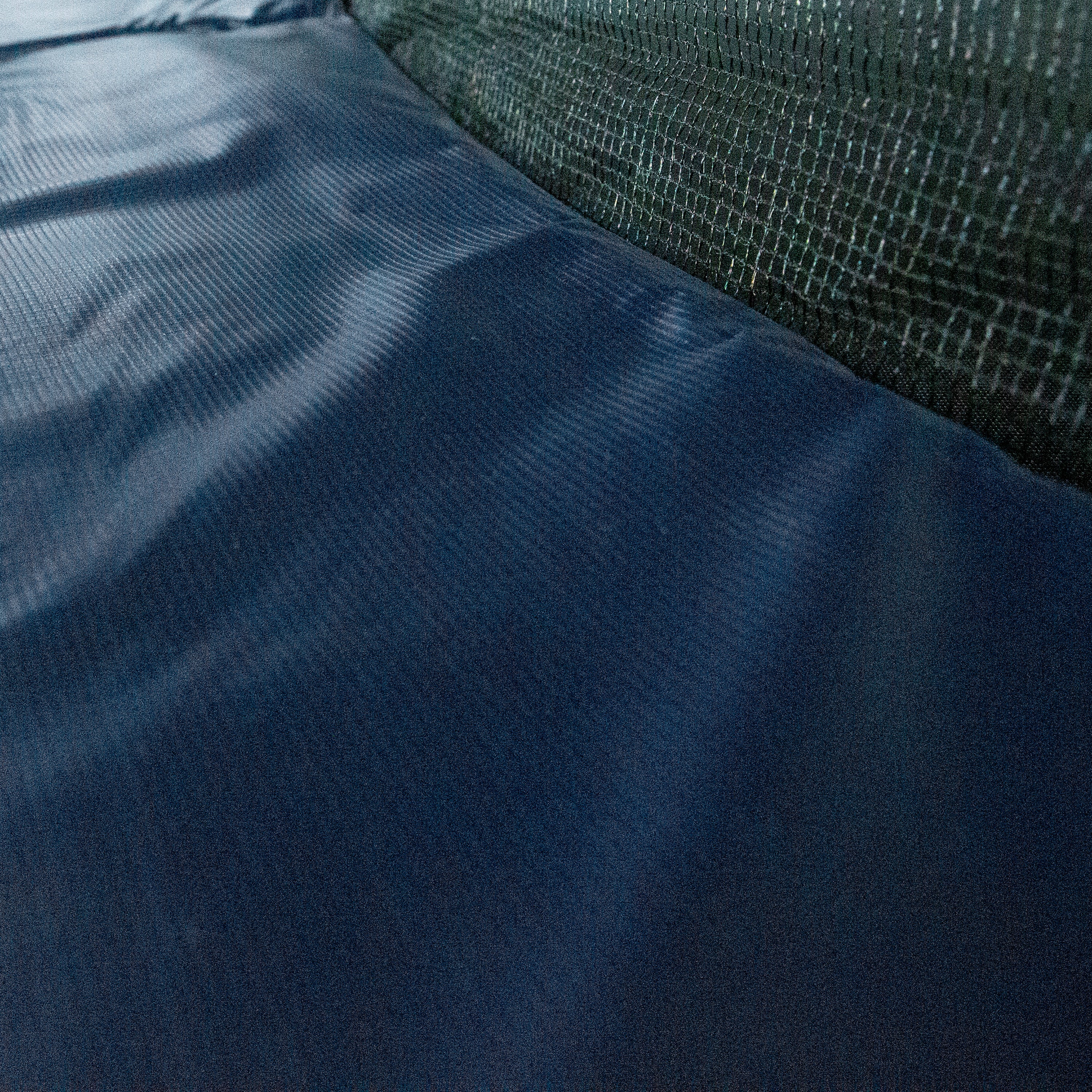 Close-up view of the vinyl-coated, weather-resistant, navy spring pad. 